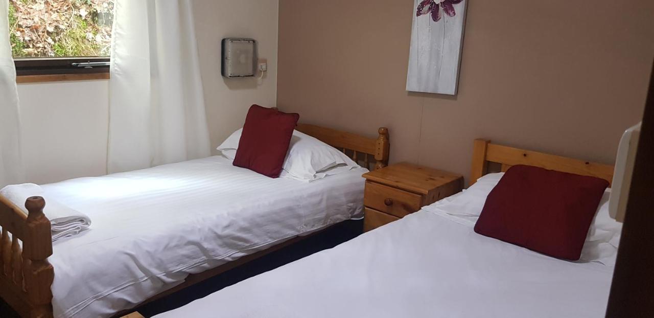 The Raddle Inn Log Cabins Croxden Extérieur photo