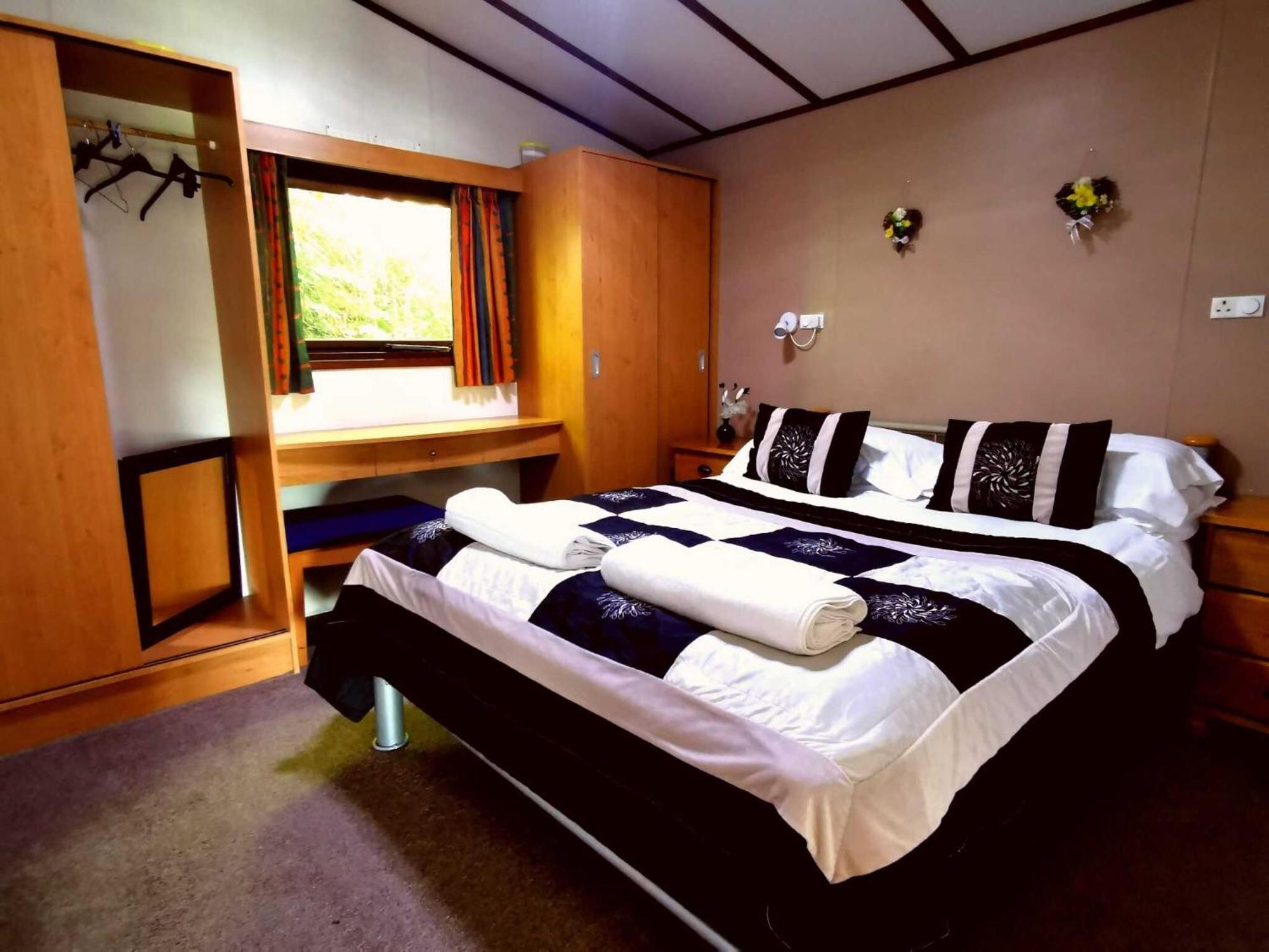 The Raddle Inn Log Cabins Croxden Extérieur photo