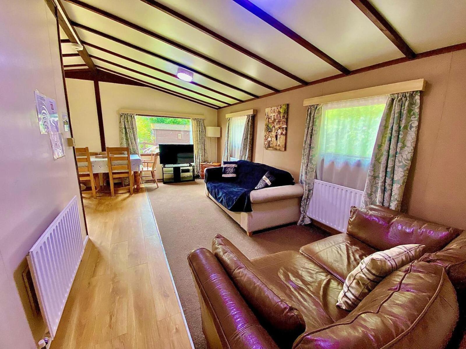 The Raddle Inn Log Cabins Croxden Extérieur photo